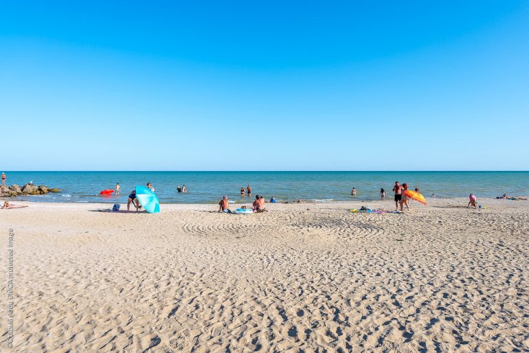 Просторный песчаный пляж в Степановке Первой