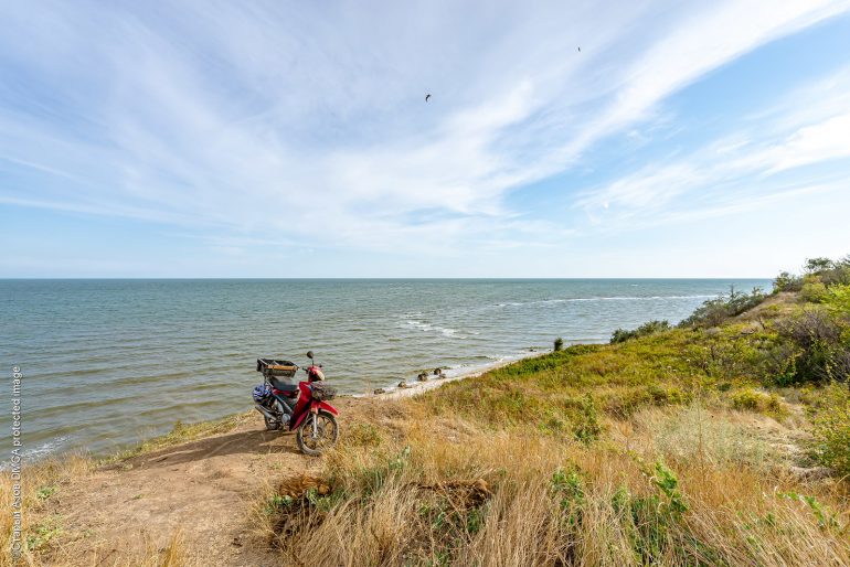 Мотоцикл на фоне моря в Юрьевке