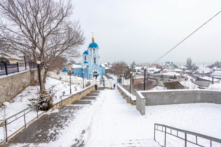 Храм Рождества Богородицы в Геническе зимой