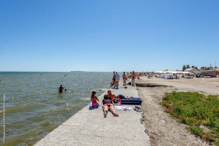 Азовское море на центральном пляже Геническа